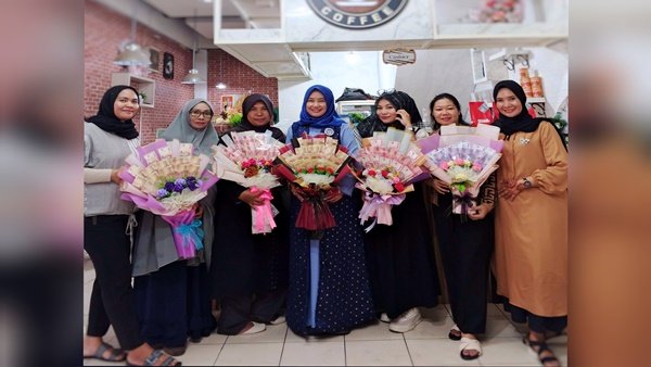 Kreatif dan Produktif, Asah Jari Sulsel Latih Perempuan Merangkai Buket Bernilai Jual