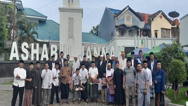 Foto bersama jamaah dan pengurus Masjid Ashabul Jannah DPK Provinsi Sulsel usai salat Idul Adha 1446 H