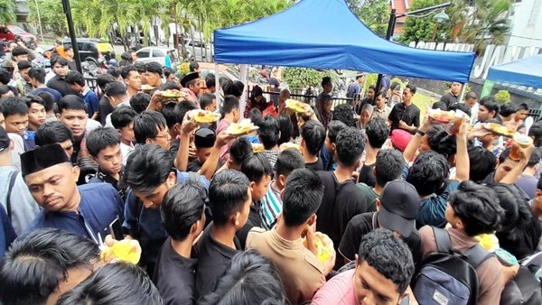 Jamaah Serbu Nasi Kuning "DPR" Gratis di Jumat Berkah Masjid Ashabul Jannah