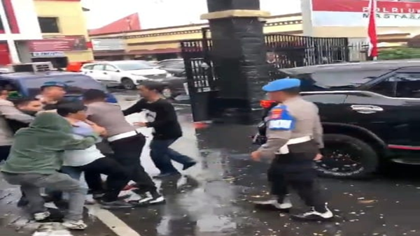 Aparat Diduga Represif! Massa HIPERMATA Diseret Saat Demo di Polrestabes Makassar