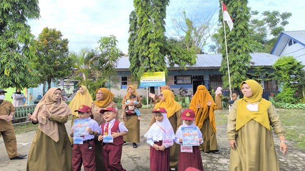 MPLS Ceria di SD Parinring Makassar, Guru dan Murid Joget Bersama