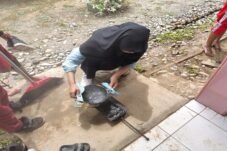 Bisakah Sampah Plastik Jadi Paving Block? KKN Unhas Lasiwala Jawab Tuntas