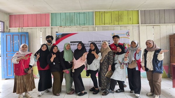 Mahasiswi KKN Unhas 114 Dea Lasiwala, Sidrap berfoto bersama usai melaksanakan program kerja inovatif