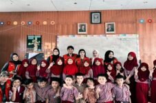Mahasiswa KKNT Unhas Ajak Siswa SDN 35 Parepare Jadi Agen Peduli Lingkungan