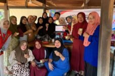 Mahasiswi UNHAS Kenalkan Puding Daun Kelor sebagai Cemilan Sehat Anti Stunting di Desa Maddenra