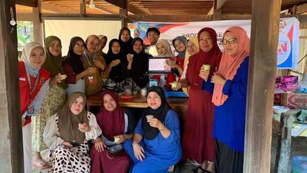 Mahasiswi UNHAS Kenalkan Puding Daun Kelor sebagai Cemilan Sehat Anti Stunting di Desa Maddenra