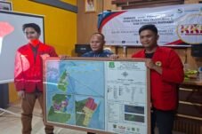 Mahasiswa KKN 114 Unhas dan Warga Teteaji Rancang Peta Administratif Desa