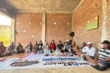 Mahasiswi KKN-T114 Unhas Hadirkan Inovasi Pupuk Organik Cair di Desa Belawae