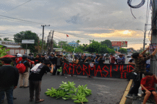 Polisi Sita Pedang Karton, Massa KERAMAT Sindir Aparat Terlalu Sensitif