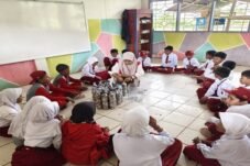 Mahasiswa KKN Unhas Edukasi Siswa SD di Lasiwala Daur Ulang Sampah Plastik