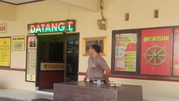 Guru SDN Borong Dimarahi Oknum Polisi: “Tidak Penting Kau Itu"