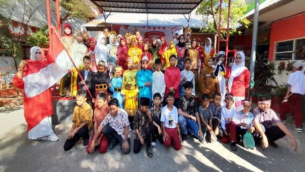 Siswi SDN Borong Makassar Tampil Kreatif dengan Kostum Peri di Karnaval HUT RI