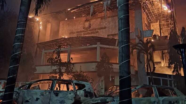 Tragedi Jumat Malam: Gedung DPRD Makassar Dilalap Api, 3 Orang Tewas Mengenaskan