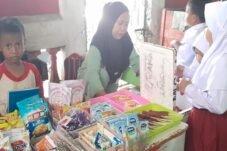 Kisah Abil, Murid SD Negeri Borong Makassar yang Rajin Kerjakan PR di Kantin Sekolah