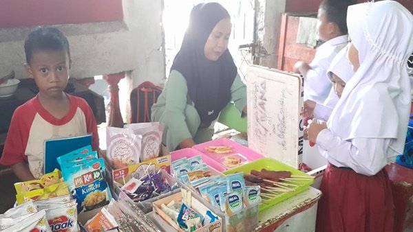 Kisah Abil, Murid SD Negeri Borong Makassar yang Rajin Kerjakan PR di Kantin Sekolah