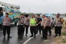 Polres Maros Pasang Rambu dan Spanduk di Jalur Rawan Kecelakaan