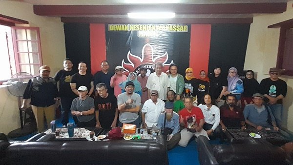 Teater Makassar Tak Bisa Lagi Seperti Ember Bocor: Refleksi Rusdin Tompo di DKM