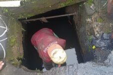 Tindak Lanjut Keluhan Warga, Ketua RT Paropo Ipul Nyemplung ke Gorong-gorong