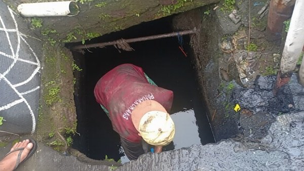 Tindak Lanjut Keluhan Warga, Ketua RT Paropo Ipul Nyemplung ke Gorong-gorong