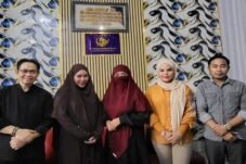Manajemen dan tim PT Annajah Berkah Mulia Cabang Makassar berfoto bersama di kantor ABM Tour Makassar yang berlokasi di Antang, Kecamatan Manggala, Kota Makassar, usai peresmian dan pembukaan layanan travel umroh dan haji.