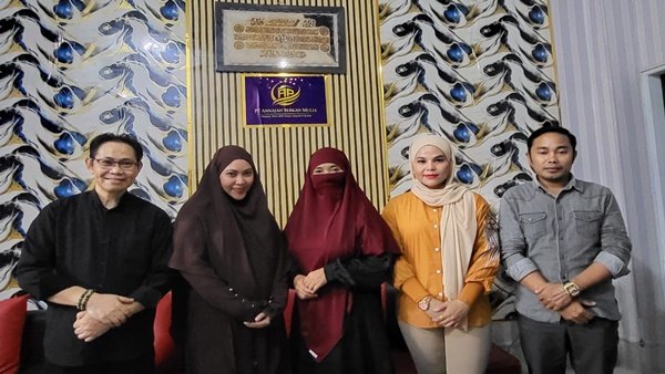 Manajemen dan tim PT Annajah Berkah Mulia Cabang Makassar berfoto bersama di kantor ABM Tour Makassar yang berlokasi di Antang, Kecamatan Manggala, Kota Makassar, usai peresmian dan pembukaan layanan travel umroh dan haji.