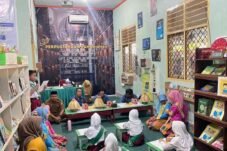 Suasana Peresmian Perpustakaan Ramah Anak SD Negeri Borong yang di hadiri perwakilan Dinas Pendidikan dan Dinas Perpustakaan Kota Makassar bersama Duta Baca Anak Gerbang Ilmu, Para Guru, Bunda Pustaka dan Kepala Sekolah SDN Borong Makassar.