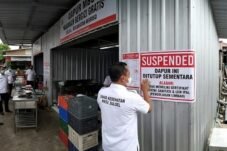 Ilustrasi penutupan sementara dapur Program Makan Bergizi Gratis (MBG) akibat belum memiliki Sertifikat Laik Higiene Sanitasi dan Instalasi Pengolahan Air Limbah (IPAL). (Visual : Labs.Google/Fx-Whisk)