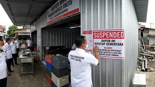 Ilustrasi penutupan sementara dapur Program Makan Bergizi Gratis (MBG) akibat belum memiliki Sertifikat Laik Higiene Sanitasi dan Instalasi Pengolahan Air Limbah (IPAL). (Visual : Labs.Google/Fx-Whisk)