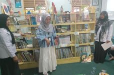 Koordinator Lapangan Program Perpustakaan Ramah Anak, Kartika Ayu Ningsih, M.Pd., memaparkan penataan buku sesuai jenjang membaca saat pendampingan di perpustakaan SDN Borong Makassar menjelang peresmian.