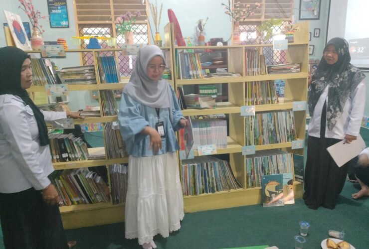 Koordinator Lapangan Program Perpustakaan Ramah Anak, Kartika Ayu Ningsih, M.Pd., memaparkan penataan buku sesuai jenjang membaca saat pendampingan di perpustakaan SDN Borong Makassar menjelang peresmian.