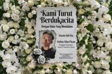 Karangan bunga duka cita untuk Sofyan alias Piyan, penggiat seni budaya Jawa di Sumatera Utara.