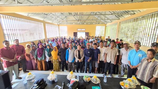 Reses di Pulau Bapa, Muslimin Dg Masiga Dengar Langsung Keluhan Listrik, Air, dan Tenaga Kesehatan