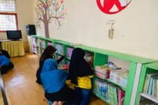 Guru dan murid bergotong-royong melakukan pembenahan Perpustakaan "Balla Ammaca" SD Negeri Parinring Makassar.