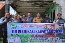 Tim verifikasi dari Kementerian Lingkungan Hidup RI bersama Dinas Lingkungan Hidup Kabupaten Gowa berfoto bersama di Rumah Baca Petani KBA Kanreapia, Senin (18/5/2026).
