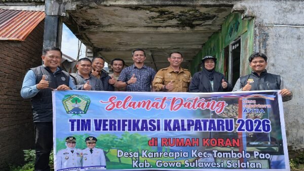 Tim verifikasi dari Kementerian Lingkungan Hidup RI bersama Dinas Lingkungan Hidup Kabupaten Gowa berfoto bersama di Rumah Baca Petani KBA Kanreapia, Senin (18/5/2026).