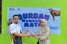 Penyerahan daging kurban kepada penerima manfaat dalam kegiatan “Kurban Menyapa Disabilitas” yang digelar Gammara Inklusi di SLB A YAPTI Makassar, Kamis (28/5/2026). Melalui aksi sosial ini, Gammara Inklusi menghadirkan layanan kurban yang lebih inklusif dan ramah bagi penyandang disabilitas, lansia, dan masyarakat rentan lainnya.