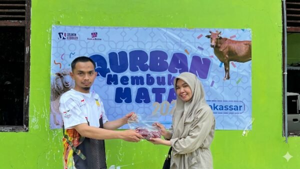 Penyerahan daging kurban kepada penerima manfaat dalam kegiatan “Kurban Menyapa Disabilitas” yang digelar Gammara Inklusi di SLB A YAPTI Makassar, Kamis (28/5/2026). Melalui aksi sosial ini, Gammara Inklusi menghadirkan layanan kurban yang lebih inklusif dan ramah bagi penyandang disabilitas, lansia, dan masyarakat rentan lainnya.