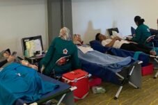 Suasana kegiatan donor darah yang digelar MaxOne Hotel & Resort Makassar bekerja sama dengan PMI Kota Makassar dan Relawan PMI Kecamatan Panakkukang di Ruangan Kaneke & Cakalang, Rabu (13/5/2026).