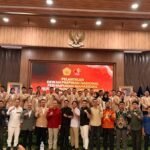 Pengurus DPN PERMAHI 2026 bersama para tokoh nasional dan tamu undangan berfoto bersama usai pelantikan dan seminar nasional di Gedung Kementerian Hukum RI, Jakarta.