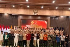 Pengurus DPN PERMAHI 2026 bersama para tokoh nasional dan tamu undangan berfoto bersama usai pelantikan dan seminar nasional di Gedung Kementerian Hukum RI, Jakarta.