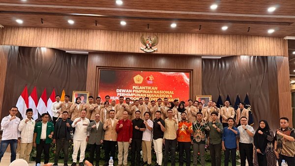 Pengurus DPN PERMAHI 2026 bersama para tokoh nasional dan tamu undangan berfoto bersama usai pelantikan dan seminar nasional di Gedung Kementerian Hukum RI, Jakarta.