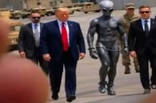 Unggahan Trump Bareng Sosok Misterius Diduga Alien Bikin Netizen Heboh