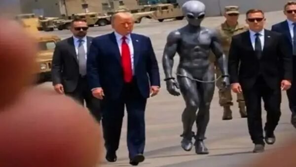 Unggahan Trump Bareng Sosok Misterius Diduga Alien Bikin Netizen Heboh