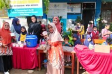Suasana Market Day di SDN Parinring Makassar yang diikuti siswa di dampingi oleh Guru dan Orang Tua, menjual berbagai produk makanan dan minuman. Kegiatan ini menjadi sarana pembelajaran kewirausahaan dan penguatan karakter peserta didik. (Foto: Istimewa)