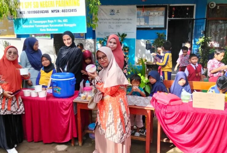 Suasana Market Day di SDN Parinring Makassar yang diikuti siswa di dampingi oleh Guru dan Orang Tua, menjual berbagai produk makanan dan minuman. Kegiatan ini menjadi sarana pembelajaran kewirausahaan dan penguatan karakter peserta didik. (Foto: Istimewa)