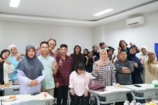 Peserta, fasilitator, mentor, kurator, dan kolaborator disabilitas berfoto bersama usai mengikuti Workshop Karya Ceria: Pameran Seni Media Disabilitas bertema Budaya Sirik na Pacce di Fakultas Desain dan Seni Universitas Negeri Makassar (UNM), Parangtambung, Makassar, Sabtu (6/6/2026)