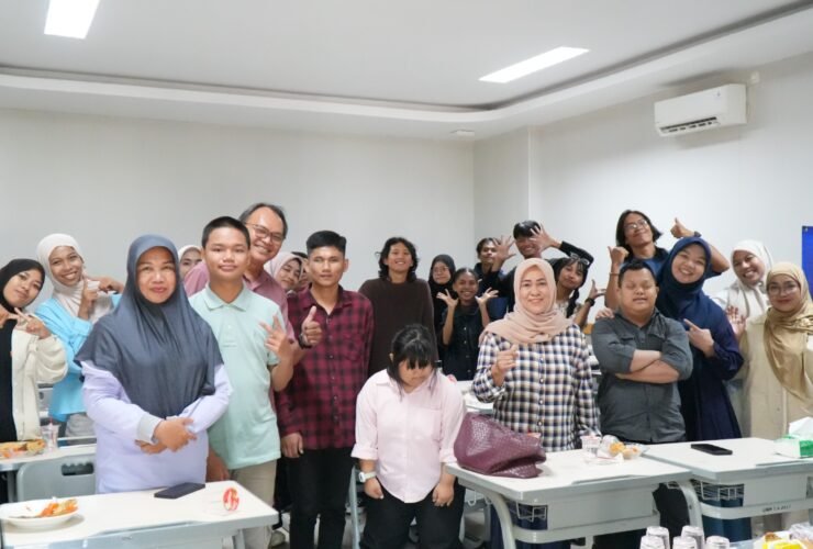 Peserta, fasilitator, mentor, kurator, dan kolaborator disabilitas berfoto bersama usai mengikuti Workshop Karya Ceria: Pameran Seni Media Disabilitas bertema Budaya Sirik na Pacce di Fakultas Desain dan Seni Universitas Negeri Makassar (UNM), Parangtambung, Makassar, Sabtu (6/6/2026)