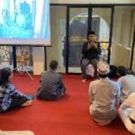 Juru Bahasa Isyarat (JBI) menerjemahkan khotbah Jumat bagi jemaah tuli di Masjid IMMIM Makassar. Layanan ini menjadi bagian dari upaya mewujudkan rumah ibadah yang inklusif dan aksesibel bagi penyandang disabilitas. (Foto: Istimewa)