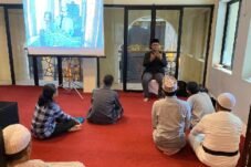 Juru Bahasa Isyarat (JBI) menerjemahkan khotbah Jumat bagi jemaah tuli di Masjid IMMIM Makassar. Layanan ini menjadi bagian dari upaya mewujudkan rumah ibadah yang inklusif dan aksesibel bagi penyandang disabilitas. (Foto: Istimewa)
