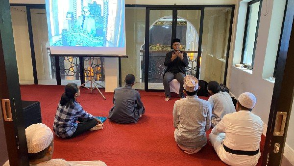 Juru Bahasa Isyarat (JBI) menerjemahkan khotbah Jumat bagi jemaah tuli di Masjid IMMIM Makassar. Layanan ini menjadi bagian dari upaya mewujudkan rumah ibadah yang inklusif dan aksesibel bagi penyandang disabilitas. (Foto: Istimewa)